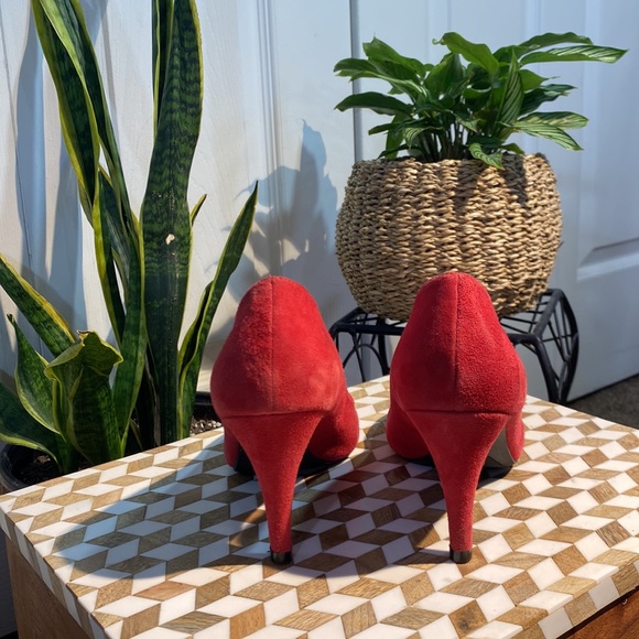 Red suede Liz Claiborne pumps — round/almond toe - Picture 3 of 7